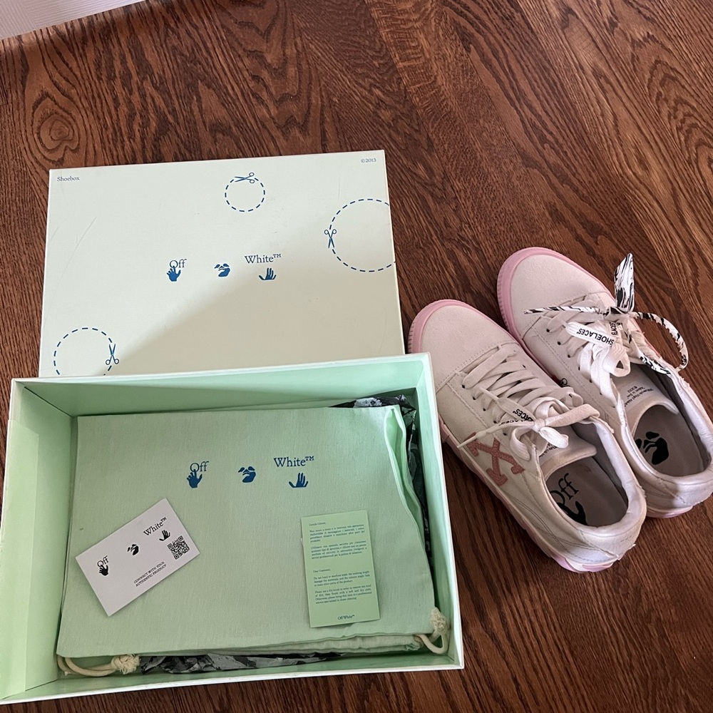 Off-White Women’s Sneakers in Pink and White